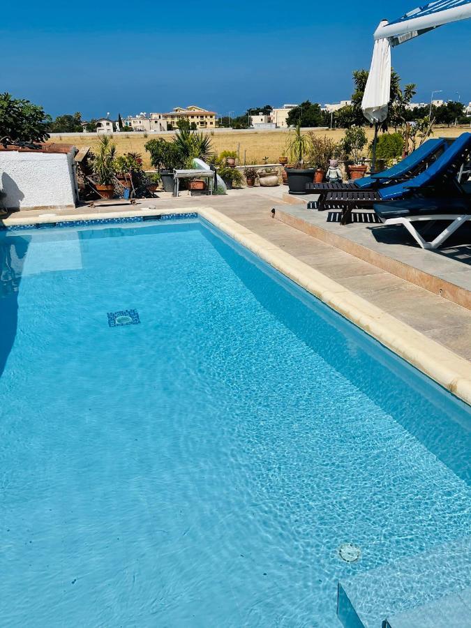 Peaceful Townhouse With Private Pool Near The Sea Apartment Paphos Exterior photo
