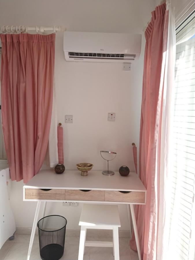 Peaceful Townhouse With Private Pool Near The Sea Apartment Paphos Exterior photo